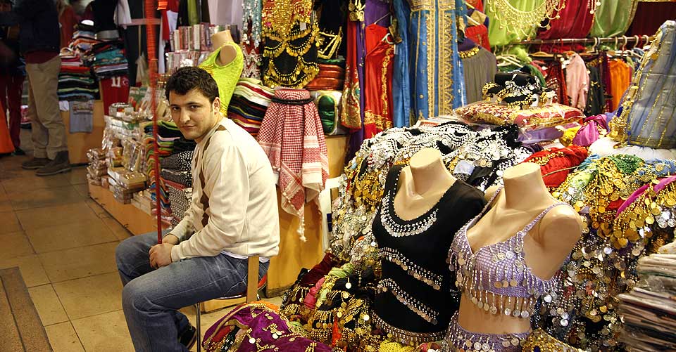 MAGEDANSUTSTYR: Kanskje det er det du trenger? Behovene kan oppst� mens du flanerer rundt i basaren i Istanbul.