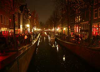 AMSTERDAM BY NIGHT: Kanalene er Amsterdams kjennemerke. Fire st�rre kanaler p� langs og mange sm� p� tvers s�rger for at husene ikke presses opp av vannmassene.