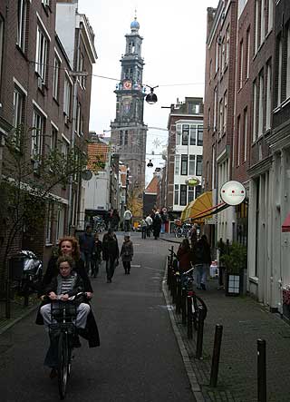 P� P�LER: Klokkespill, smale gater, hyggelige mennesker, god mat og drikke. Det er bydelen Jordaan i Amsterdam.