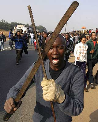 KAMP OM RESSURSER: Fattige angriper fattige i Johannesburg.