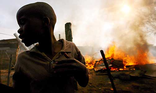 BRENNER BOLIGER: 10 000 personer er blitt hjeml�se i Johannesburg de siste dagene.