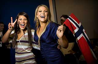 JA, VI ER VIDERE: S� glade var Mira Craig og Maria Haukaas Storeng da de kom fra beograd Arena til pressesenteret, der hundrevis av journalister ventet dem og de andre finalistene med et �red�vende br�l.
