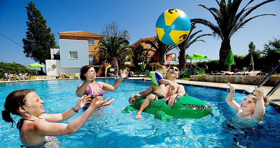 FULL KONTROLL: Vi sjekket rommene p� webkamera f�r vi bestilte, og fant en leilighet med full oversikt over b�de hotellomr�det og bassenget - det var det viktigste for oss, sier Gry Warsla Meen og far �ystein Meen som koser seg i bassenget p� Iolida Village p� Kreta sammen med barna Nanna (11 �r), Tor (8 �r) og Even (4 �r). Hotellet er et Sun Garden i Ving-katalogen. Det betyr barnebasseng, restaurant, bar, og lekeplass for de minste. - Vi bestilte ogs� all inclusive, det betyr ferie ogs� for mor, sier Gry. Det er hennes beste tips for charterferien.