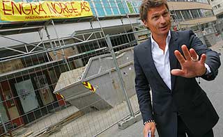 LOVER � RYDDE OPP: Petter Stordalen dukket personlig opp p� byggeplassen etter � ha blitt kjent med saken gjennom media.