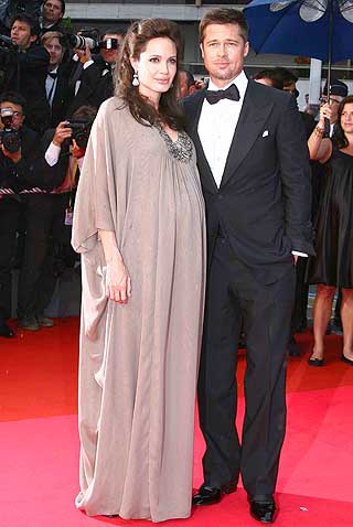 HELDEKKENDE MOTE: Vanessa Rudjord styrer unna altfor side kjoler. Men Angelina Jolie slipper unna med det meste, ogs� med tvillingmage.