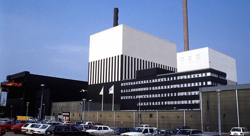 KAN IKKE UTELUKKE SPRENGSTOFF P� KRAFTVERKET: To personer er p�grepet, mistenkt for atomsabotasje, ved kraftverket Oskarshamn i Sverige. De kan ha tatt med seg sprengstoff inn i bygningen.