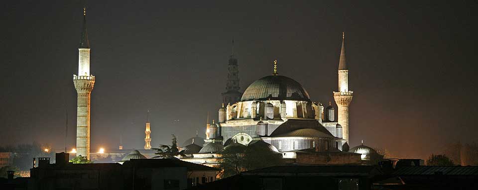 Den Bl� Moskeen er selve symbolet p� Istanbul. Bare en mosk� i Mekka har seks minar�ter, akkurat som denne.
