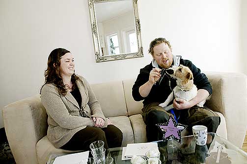 SPENTE: Martin tok med hunden Mio og gikk ned p� kne foran Marianne 7.juli i fjor. Siden da har de brukt enhver ledig stund p� � planlegge dr�mmebryllupet 2. august.