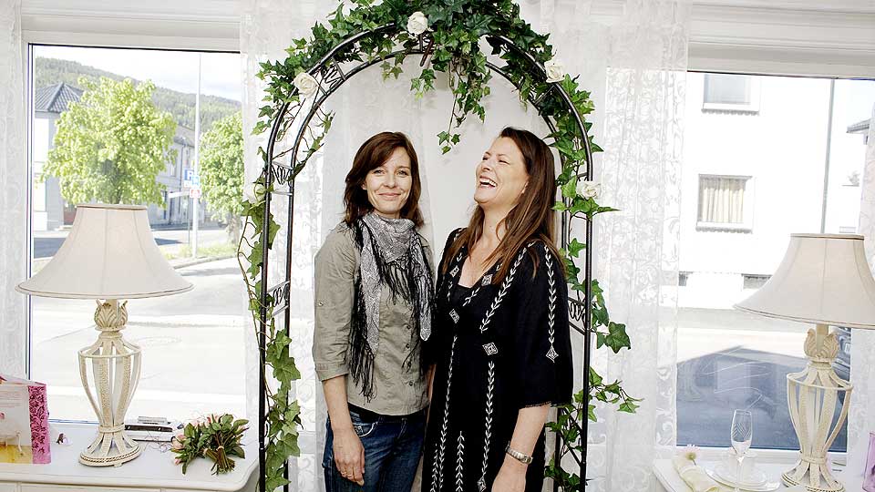 THE WEDDING PLANNERS: Jeanette (t.v) og Ann Kristin fikk ideen om � bli bryllupsplanleggere over et glass r�dvin p� hytta. I fjor omsatte de to for fem millioner kroner.