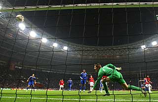 S� N�R: Frank Lampard smeller ballen i tverrliggeren bak van der Sar i f�rste ekstraomgang.