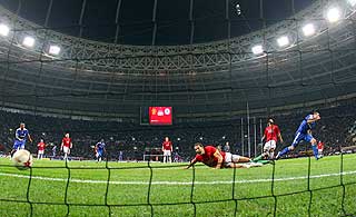 PAUSEH�PET: Frank Lampard utnytter noen sm�tilfeldigheter i United-forsvaret, og smeller inn 1-1. Rio Ferdinand kan ingenting gj�re.