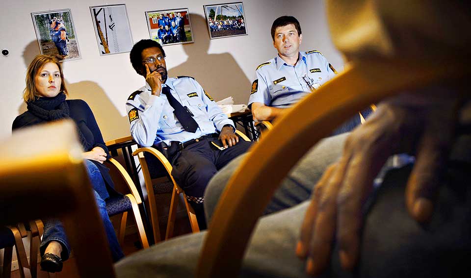 FORELDRENE VAR MED: Den somaliske pappaen (i forgrunnen), som hadde med seg sin 12 �r gamle s�nn, �nsker � v�re anonym. - Slike ting m� aldri skje igjen, h�per faren. Han synes politiet h�ndtering av denne saken har v�rt veldig god. I bakgrunnen: M�teleder og ungdomsetterforsker Wendy Vissmark, forebygger Ismail Adam Hinside og politioverbetjent Geir Tveir i Forebyggende tjeneste i oslopolitiet.