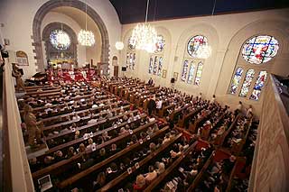 FULLSATT KIRKE: Den tragiske ulykken har satt dype spor i lokalmilj�et p� Bygd�y. Her fra de omkomne s�stres begravelse 15. mai.