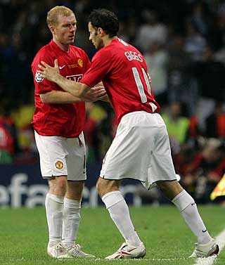 BYTTET UT: 66 spilleminutter og en pause etter nesebruddet ble Scholes erstattet av en annen veteran, Ryan Giggs.