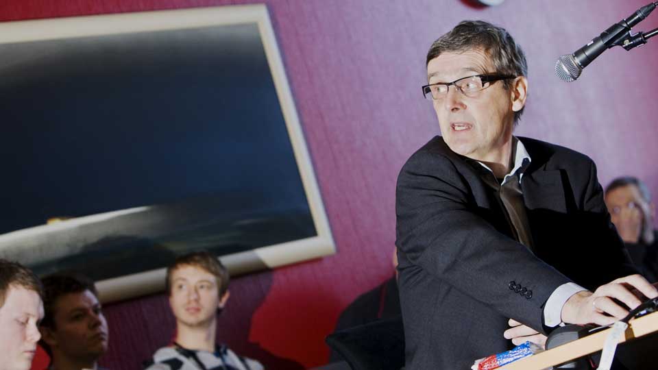 POSE OG SEKK: NRK-sjef Hans Tore Bjerkaas vil ha �kte lisensinntekter, blant annet til videreutvikling av nettjenester. Av samme grunn f�r NRK lov til � selge reklame p� nett, med en mer tabloid innholdsprofil som sannsynlig resultat. Dette kan svekke legitimiteten til lisensen og NRKs allmennkringkasteroppdrag, mener Dagbladet.nos kommentator. Foto: SCANPIX