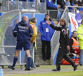 UTVIST: Uwe R�sler ble sendt p� tribunen mot Molde, etter � ha fors�kt � hindre Nicolai Stokholm fra � p�dra seg r�dt kort.