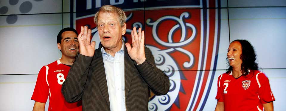 HELOMVENDING: Tirsdag kunne fotballpresident Sondre K�fjord presentere de nye landslagsdraktene. Torsdag trakk han dem tilbake igjen.