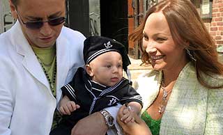 S�NNENE P� PLASS: - ��h, som jeg har lengtet skrev Perrelli i sin blogg tidligere i dag da hun fikk sine to gutter p� bes�k etter en uke i Beograd. Bildet er tatt under eldstes�nnen Angelos d�p i 2004. Torsdag kunne de se mamma kjempe om finaleplass.