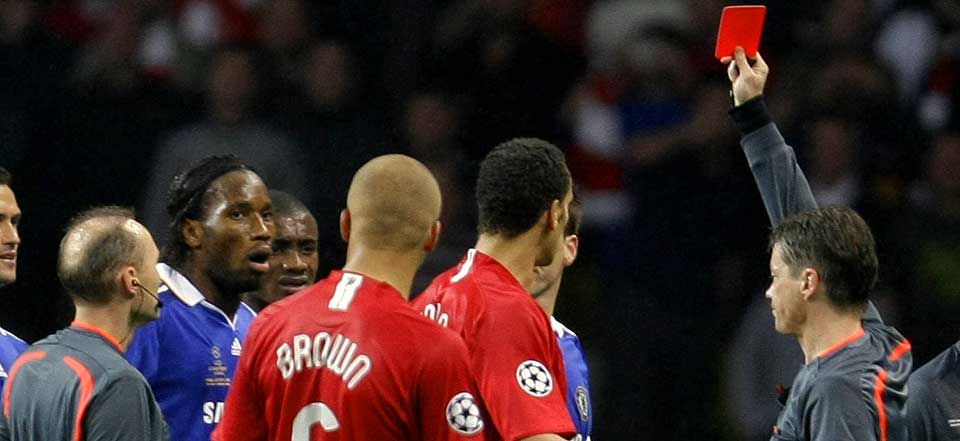 ET �YEBLIKKS IDIOTI: Didier Drogba ble utvist fem minutter f�r slutt etter at han klasket til Nemanja Vidic.