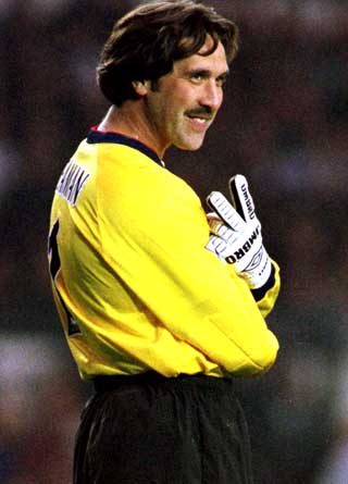 KAN TEGNET: Etter � ha sluppet inn det f�rste av tre m�l under en kamp mellom Arsenal og Derby County i 1997, viser David Seaman to fingre til motstandernes supportere.
