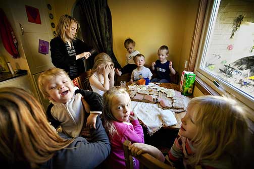 Frokost for ti: Familien T�mte samles rundtfrokostbordet hver morgen. De eldste barna haransvar for � lage frokost �n gang hver i uka.