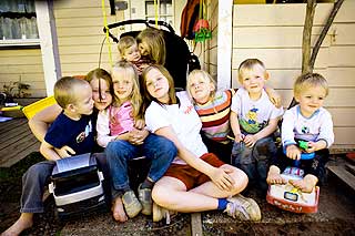 S�skenkj�rlighet: Stort sett er det stas � ha mange s�sken, synes f.v. Daniel Aleksander (5), Ellen Charlotte (15),Anna Marlene (6), David Leander (1), Arina Victoria (8), Ida Marie (14), Elena Kristine (7), Elias Nathaniel (3) og Asbj�rn Johannes (2).