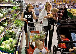 Mat i mengder: For Familien T�mte kan en vanlig middag best� av 45 kj�ttkaker, 2 1/2 kilo poteter, 2 pakker gr�nnsaker og 2 liter saus. S�nt blir det handling av.