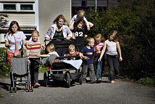 TYDELIGE I TERRENGET: Det hender folk tror de er en forening eller en barnehage p� tur. Men de fleste i nabolaget begynner � gjenkjenne familien p� ti.