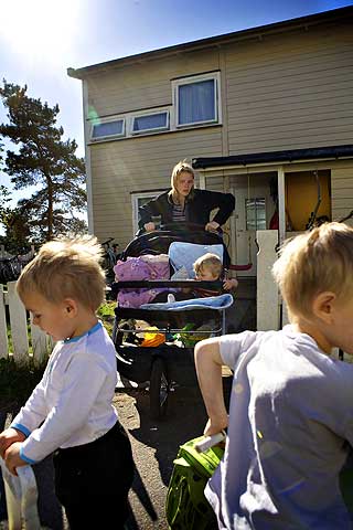 Utflukt: De fire yngste er hjemme med Monica p� dagtid. Hver dag drar de ut p� tur, gjerne til lekeplassen i nabolaget.
