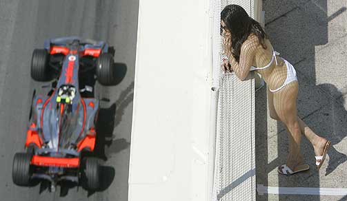 F�LGER MED: Noen av innbyggerne i Monaco har str�lende utsikt under helgas Grand Prix-runde.