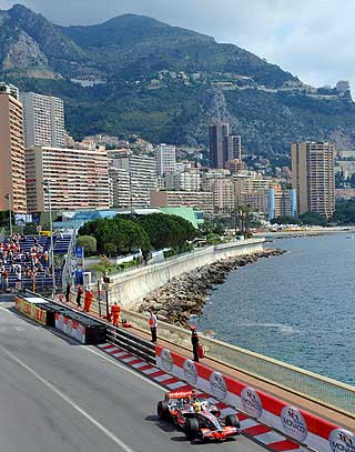 RIVIERA-R�KJ�RING: Det kommer til � brumme bra i Monacos gater de neste dagene. I g�r hadde Lewis Hamilton den raskeste tida p� trening.