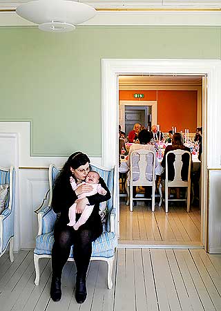UTENFOR: I sin preken ba presten om at �myndighetene skal f� hjelp til � treffe riktig avgj�relse, s�nn at den lille familien f�r leve sammen her�.