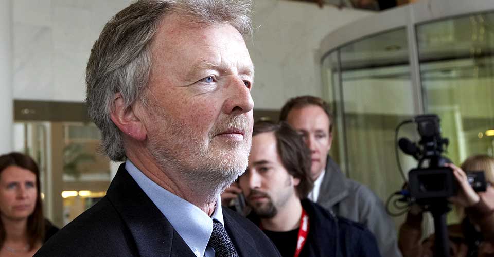 STOD LANGT FRA HVERANDRE: Riksmeklingsmann Svein Longva fastslo fredag morgen, etter mekling 10 timer p� overtid, at partene i l�nnsoppgj�ret i offentlig sektor stod langt fra hverandre.