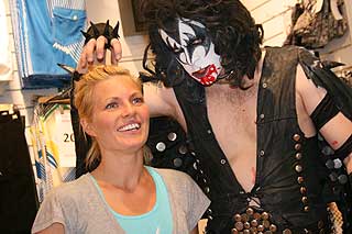 PROMO: - N� l�per jeg rundt og gj�r promo. Slik som denne Kiss-greia, sier Hundvin som selv er blodfan.
