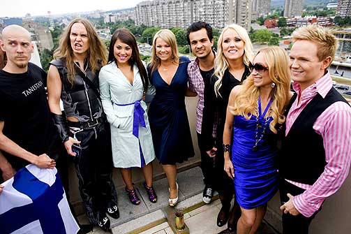 HER ER DEM: P� et brett, de nordiske MGP-deltakerne, som alle er blitt finalister. Fra venstre Arto J�rvinen og  Jarkko Ahola i Terasbetoni (Finland), Mira Craig og Maria Haukaas Storeng (Norge), Simon Mathews (Danmark), Charlotte Perrelli (Sverige) og Fri�rik �mar i islandske Euroband.