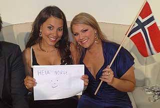 HEIA NORGE! Mira og Maria heier på seg selv.