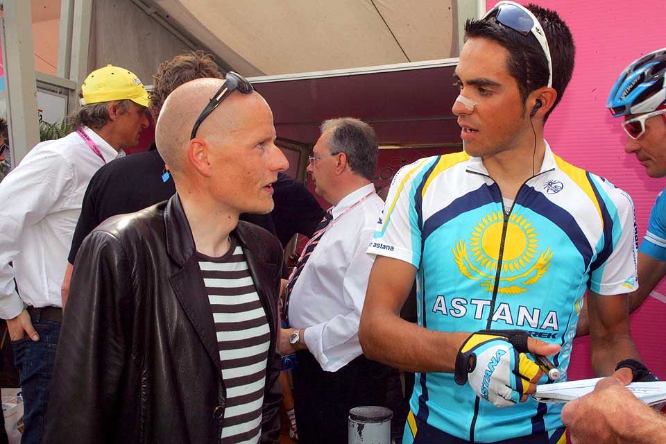 GREIDE IKKE F�LGE: Alberto Contador var sjansel�s da Rabobanks Denis Menchov satte inn st�tet. Her er spanjolen i samtale med Michael Rasmussen foran fredagens etappe.