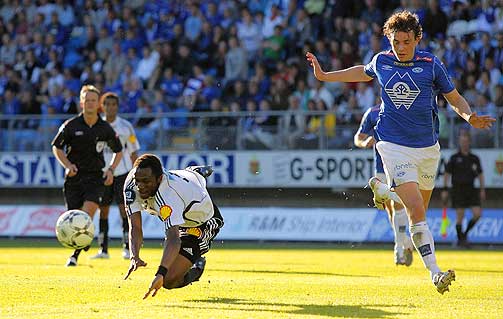 PREGET KAMPEN: Vegard Forrens ulovlige nedriving av Yssouf Kon�, gjorde jobben vanskelig for Molde, som p� dette tidspunktet var i ledelsen.