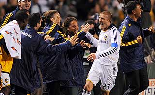 ELLEVILL JUBEL: Beckham feiret vilt etter praktscoringen.