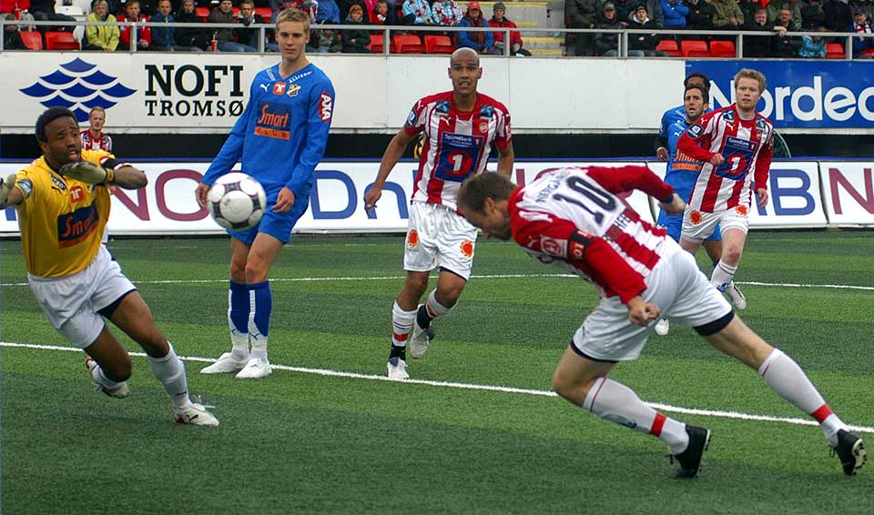 DOBLET: Sigurd Rushfeldt header inn 2-0 bak en utspilt Eddie Gustafsson.