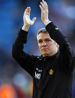 FEM GULE: Glimt-trener Ingebrigtsen s� fem av sine spillere f� gult kort p� Ullevaal i kveld.