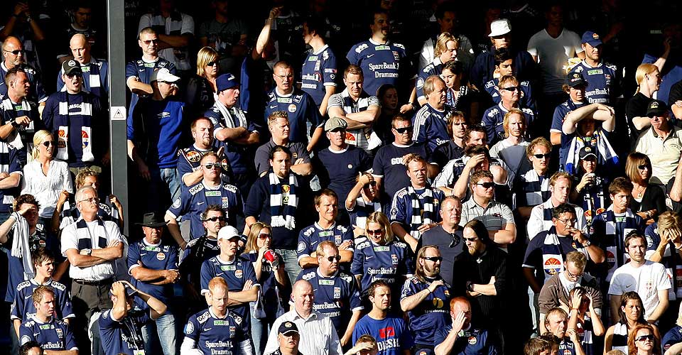 - ANGREPET: Radio Fredrikstads Sune Bergstr�m hevder at han ble angrepet av en Str�msgodset-fan under kampen i g�r kveld. De avbildede supporterne har ingenting med den omtalte situasjonen � gj�re.