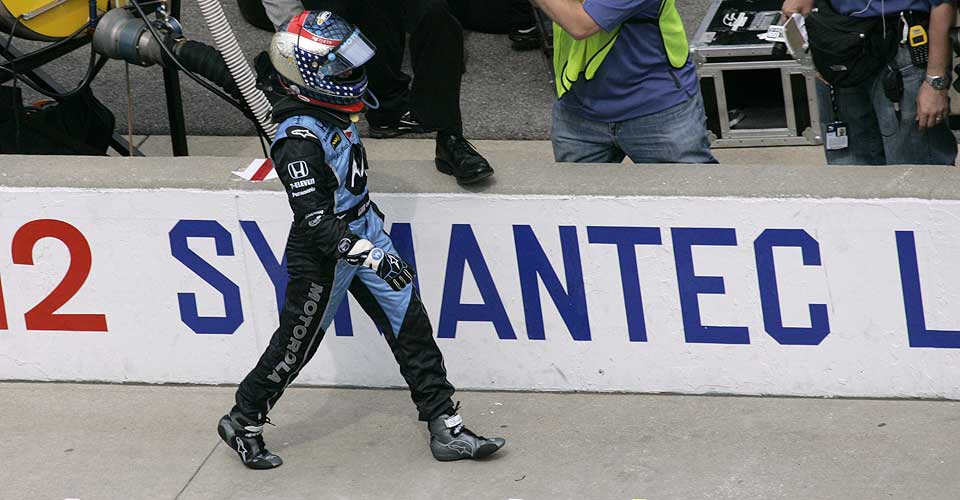 FLY FORBANNA: Danica Patrick hadde vanskelig for � svelge at Ryan Briscoe skadet bilen hennes i depotet. Hun hoppet ut og gikk for � gi Briscoe beskjed om hva hun mente.