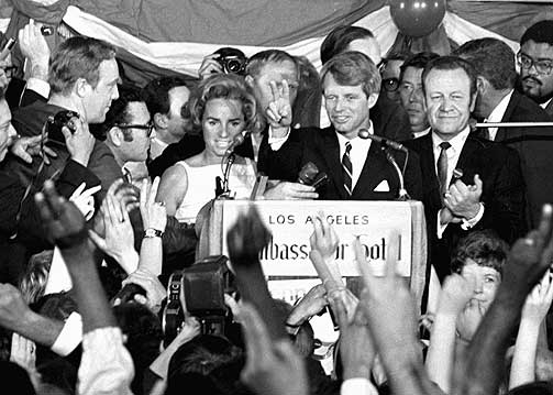 MINUTTER F�R DET SMALT: Her taler Robert F. Kennedy p� Ambassador Hotel i Los Angeles 4. juni 1968, f�r han gikk ut en bakvei der den 24 �r gamle palestineren Sirhan Sirhan ventet med en pistol og skj�t presidentkandidaten i hodet.