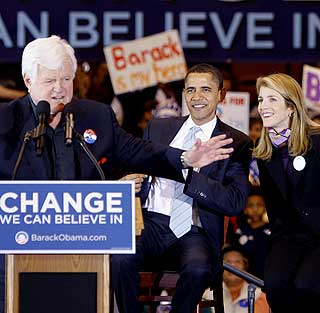VENN AV FAMILIEN: Obama er en god venn, politisk og personlig, med Edward Kennedy (t.v.) som i forrige uke fikk konstatert en alvorlig hjernesvulst. Caroline Kennedy (t.h.) har sammenlignet Obama direkte med folkehelten JFK.