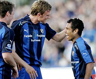 LUKE: Alanzinho (t.h.), Pontus Segerstr�m og Veigar Pall Gunarsson (t.v.) feirer 2-0-m�let.