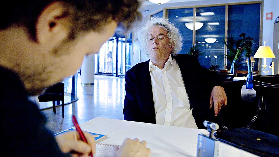 YTRINGSFRIHET MOI?: �Skal man ytre seg offentlig, b�r  man tenke seg grundig om. Om noen p� en blogg har lyst til � si at dronning Sonja er bred over baken, kan jeg ikke se hvorfor det er en mening som er hellig � forsvare.� Dag Solstad i g�r p� kaf� i  Oslo sammen med Dagbladets Andreas Wiese.