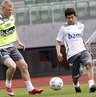 MORO: Tarik sier det er morsomt � treffe gutta som spiller i utlandet. Her utfordrer han Liverpool-back John Arne Riise.