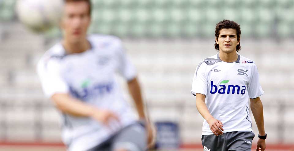 KANT-ALTERNATIV: Tarik Elyounoussi har blitt drillet p� begge kanter p� trening denne uka. Dermed er han en utfordrer til blant annet Morten Gamst Pedersen (i forgrunnen).