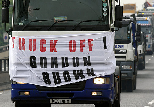 KLAR BESKJED TIL GORDON BROWN:  Mer enn hundre yrkessj�f�rer blokkerte hovedferds�ren A40 til London tirsdag i protest motet forslag om � �ke drivstoffavgiften med 20 �re literen.